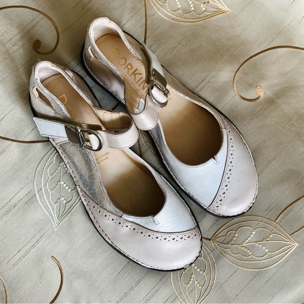 NEW DorKing NEW Leather Cream Women Shoes (US 6.5-7)